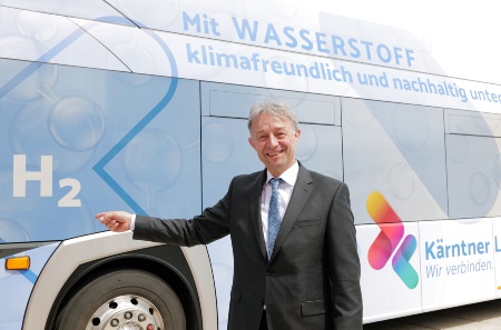 Thomas Reisinger, Vorstand für Operations Infineon Technologies Austria AG, vor dem wasserstoffbetriebenen Bus