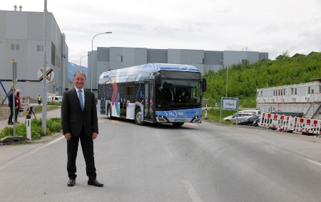 Hier wird der Treibstoff für Kärntens erste Wasserstoffbusse produziert. Thomas Reisinger, Vorstand für Operations Infineon Technologies Austria AG, und Kärntens erster Wasserstoffbus halten an der neuen Chipfabrik von Infineon am Standort Villach.