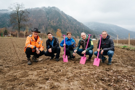 1650 trees will grow into an environmentally friendly noise and visual protection over the next few years - from left to right: Klaus Krainer, Managing Director of Arge NATURSCHUTZ, Matthias Felsberger, responsible for sustainability projects at Infineon Austria, Thomas Holzfeind, Villach District Forestry Inspector, Oliver Heinrich, CFO Infineon Austria and Martin Brandstätter, responsible Forester Villach Region at the reforestation site. Copyright: Infineon Austria                 