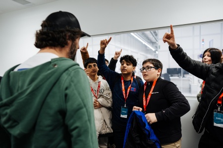 During the tour of the factory premises, the young people experienced first-hand how microchips are developed and produced, were able to take a look into the production halls and research laboratories and learned about the global future topics being researched on using technology “made in Villach”.