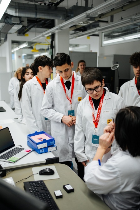  The young people were particularly impressed by the fact that they were not only able to look over the shoulders of researchers, but were also able to slip into the lab coat and try things out themselves.