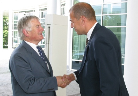 Dr. Ulrich Schumacher (r.), President and CEO of Infineon Technologies AG, welcomes Minister Otto Schily (l.) of the German Federal Ministry of the Interior. Today, 30. June 2003, Schily and Schumacher sign a "Memorandum of  Understanding" to initiate a far-ranging security cooperation between BMI  and Infineon. The security cooperation covers security aspects in the field  of smart card technology, security of future mobile applications, and the  security components needed to elevate the trustworthiness of personal computers and computer networks.
