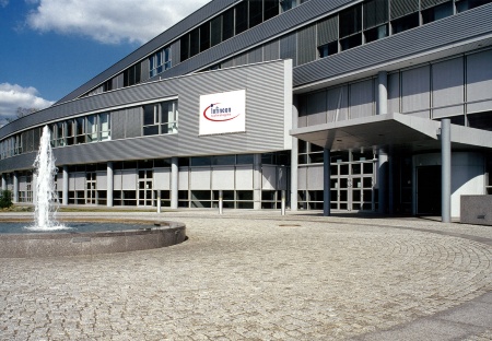 Infineon Technologies Dresden, one of the most modern chip factories in Europe, developed since its foundation in 1994 into a reference location for technology development within Infineon's worldwide "fab cluster". Currently about 2,800 employees are working in the fab, supported by another 2,000 external service-providers. Besides 64Mbit and 256Mbit memory components, embedded DRAMs and logic components on 200mm wafers are also manufactured. The 300mm technology will be implemented in a new module at the existing location.    The picture shows the front view of the administration building with the main entrance and the communal area.