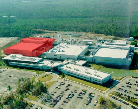 Infineon Technologies is expanding its DRAM plant in Richmond, Virginia. The building on the left will be equipped with state-of-the-art 300mm chip production equipment, more than doubling total capacity at this major U.S. facility.