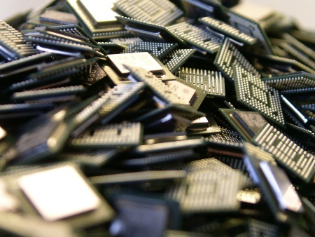 Infineon hat über 100 Millionen seiner X-GOLD(tm)101 Chips für das so genannte Marktsegment der Ultra-Low-Cost Mobiltelefone verkauft. Der Mobilfunkchip reduziert die Systemkosten bei den Herstellern um mehr als 30 Prozent.