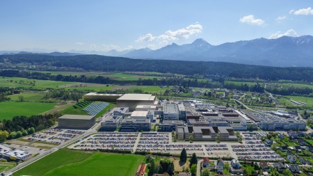 Die Simulation zeigt die neue Fabrik für Leistungshalbleiter von Infineon am Standort Villach in Österreich