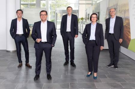 Infineon Management Board (v.l.n.r.): Andreas Urschitz (CMO), Dr. Sven Schneider (CFO), Jochen Hanebeck (CEO), Constanze Hufenbecher (CDTO) , Dr. Rutger Wijburg (COO)