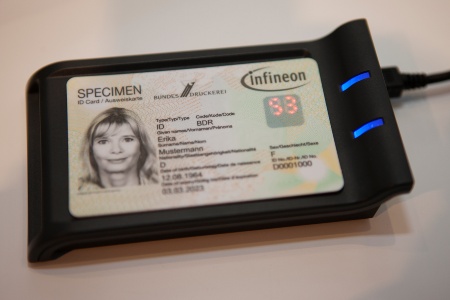 The new security smart card developed by Infineon Technologies and Bundesdruckerei boosts the security of authentication and payment applications: in addition to the static password, a dynamic PIN is requested and automatically generated for each transaction by the security chip in the card and displayed on the integrated LED display.