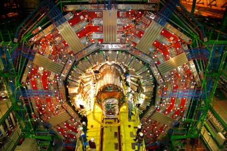 Installation des Trackers mit 200 m² Siliziumfläche in das Zentrum des CMS-Detektors (Foto: CERN / Abdruck honorarfrei)