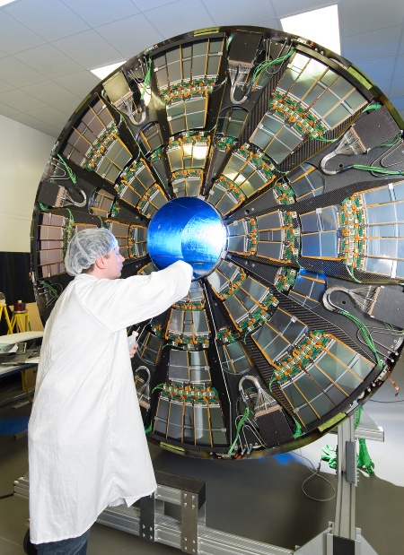 設置作業時に開かれる、CMSトラッカーのエンドキャップ (著作権：CERN)