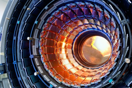 Siliziumsensoren sind in mehreren zylindrischen Lagen zur Flugbahnbestimmung von Elementarteilchen im CMS-Detektor eingesetzt (Foto: CERN / Abdruck honorarfrei)