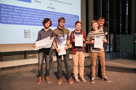 Auf dem dritten Platz von links nach rechts: Elias Ploner, Pascal Rossignol, Jurek Siebert und Louis Wichmann vom Maria-Theresia-Gymnasium in München sowie Hans Ehm von Infineon.