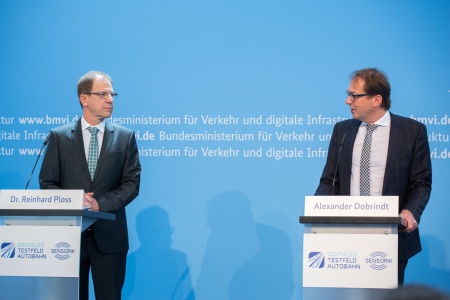 v.r.n.l.: Bundesminister Alexander Dobrindt und der Vorstandsvorsitzende von Infineon, Dr. Reinhard Ploss (Foto: BMVI)