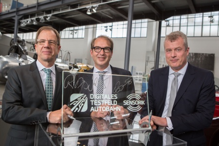  v.l.n.r.: Dr. Reinhard Ploss, Bundesminister Alexander Dobrindt und Dr. Jochen Eickholt bei Unterzeichnung des Innovationsvertrags (Foto: BMVI)