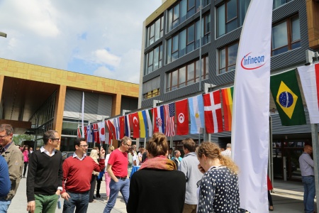 Deutscher Diversity-Tag bei Infineon - 56 Nationalflaggen repräsentieren die Herkunftsländer aller Mitarbeiterinnen und Mitarbeiter in der Unternehmenszentrale „Am Campeon“ in Neubiberg.