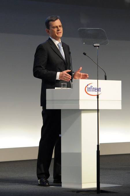 Dominik Asam, Finanzvorstand der Infineon Technologies AG, bei seiner Rede auf der Hauptversammlung 2015.