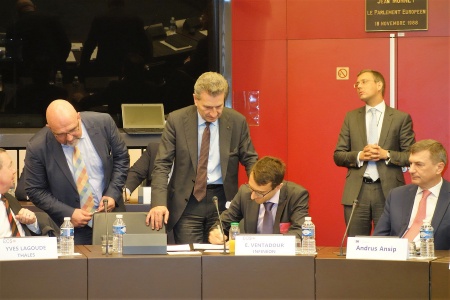 Seitens Infineon unterzeichnete Emmanuel Ventadour den Vertrag für die öffentlich-private Partnerschaft für Cyber-Sicherheit. Gastgeber der Unterschriftszeremonie im Europäischen Parlament in Straßburg waren Andrus Ansip (im Bild rechts), Vizepräsident der EU-Kommission und Kommissar für den digitalen Binnenmarkt, sowie Günther Oettinger (dritter v.l.), EU-Kommissar für die digitale Wirtschaft und Gesellschaft.