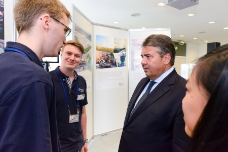 Sigmar Gabriel in discussion with apprentices of Infineon Dresden