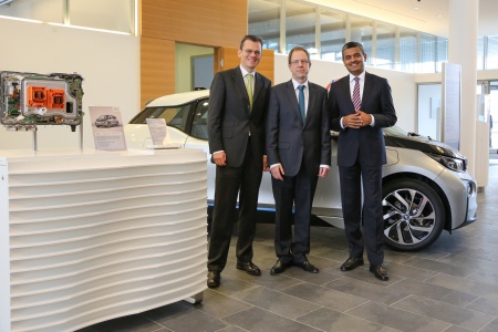 Der Vorstand von Infineon vor einem BMW i3 (v.l.n.r): Dominik Asam, Dr. Reinhard Ploss und Arunjai Mittal