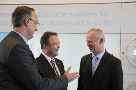 Peter Bauer (right), CEO of Infineon Technologies AG, in discussion with Dr. Hans-Peter Friedrich, German Federal Minister of the Interior (BMI), and Dr. Helmut Gassel (left), President of the Chip Card & Security Division at Infineon, about the security cooperation between Infineon and BMI.