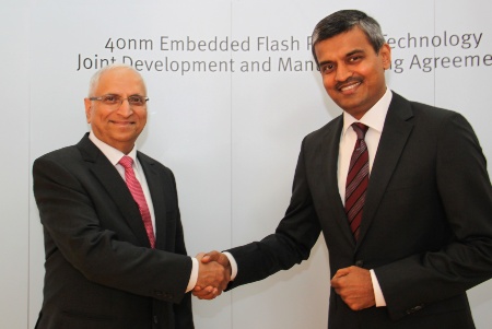 Arunjai Mittal, Mitglied des Vorstands der Infineon Technologies AG (im Bild rechts) und Ajit Manocha, CEO Globalfoundries Inc.