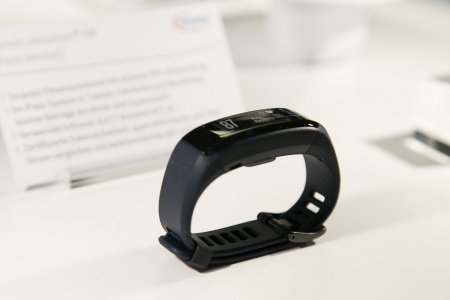 Infineon chips secure payment functions of the Garmin vivosmart HR fitness tracker.