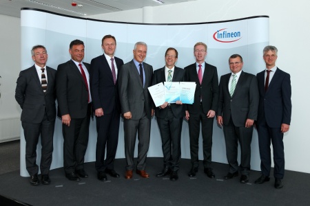 (left to right) Dr. W. van Puymbroeck, European Commission, Head of DG CONNECT / Bert De Colvenaer, Executive Director, ECSEL Joint Undertaking / Helmut Warnecke, Managing Director, Infineon Technologies Dresden / Stanislaw Tillich, Prime Minister Saxony / Dr. Reinhard Ploss, Chief Executive Officer, Infineon Technologies AG / Prof. Dr. Wolf-Dieter Lukas, Department Head, Federal Ministry of Education and Research / Mathias Kamolz, Managing Director, Infineon Technologies Dresden / Oliver Pyper, Project Leader IoSense