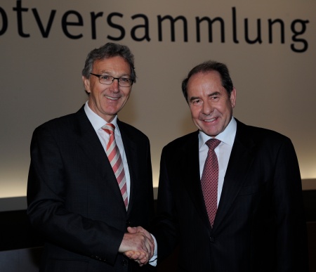Wolfgang Mayrhuber (left) was unanimously elected new Supervisory Board Chairman after the Annual General Meeting 2011 of Infineon Technologies AG on February 17, 2011. He succeeds Prof. Dr. Klaus Wucherer (right).