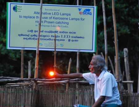 Nachhaltige LED-Lampen werden nun zum Nachtfischen in den Mangrovengebieten eingesetzt (Quelle: Global Nature Fund).