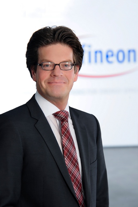 Peter Schiefer, President der Automotive Division der Infineon Technologies AG: „In enger Zusammenarbeit mit Auto- und IT-Branche unterstützt Infineon die Kommunikationslösungen für das selbstfahrende Auto mit modernsten Halbleitern sowie mit System- und Sicherheitsexpertise.“