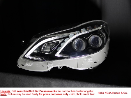 Die Partner des Forschungsprojekts µAFS haben die Grundlagen für einen intelligenten LED-Fahrzeugscheinwerfer mit hoher Auflösung für adaptives Fahrlicht entwickelt. Das Bild zeigt den Prototypenscheinwerfer des Projektpartners Hella KGaA Hueck & Co. (Bild: Hella KGaA Hueck & Co.)