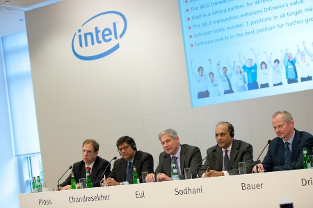 Joint Press Conference of Infineon and Intel, August 30, 2010: "Infineon Sells Wireless Solutions business to Intel" (from left to right): Dr. Reinhard Ploss, Member of the Management Board, responsible for Operations, and Labor Director at Infineon Technologies AG / Anand Chandrasekher, Senior Vice President and General Manager, Ultra Mobility Group, Intel Corporation / Prof. Dr. Hermann Eul, Member of the Management Board, responsible for Sales, Marketing, Technology and R&D at Infineon Technologies AG / Arvind Sodhani, Executive Vice President of Intel Corporation and President of Intel Capital / Peter Bauer, CEO of Infineon Technologies AG