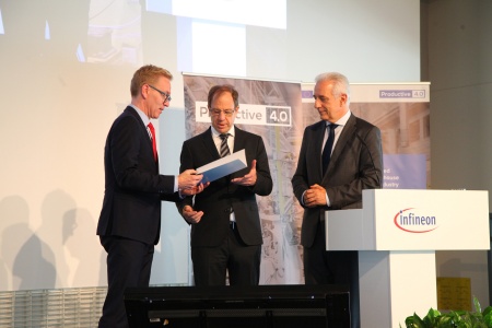 Übergabe der Förderbescheide durch Prof. Wolf-Dieter Lukas, BMBF (links) und Sachsens Ministerpräsident S. Tillich (rechts) an Infineon Vorstandsvorsitzenden Dr. R. Ploss