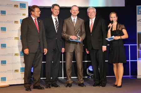 Martin Zeil, Bavarian Minister of Economics, Infrastructure, Transport and Technology (second from right), presented the Bavarian State Award for Electric Mobility to Peter Bauer, CEO of Infineon Technologies AG (centre), in the presence of laudator Prof. Dr. Josef Nassauer, Bayern Innovativ GmbH, Robert Metzger, Managing Director MunichExpo Veranstaltungs GmbH, and presenter Ilka Groenewold (from left to right).
