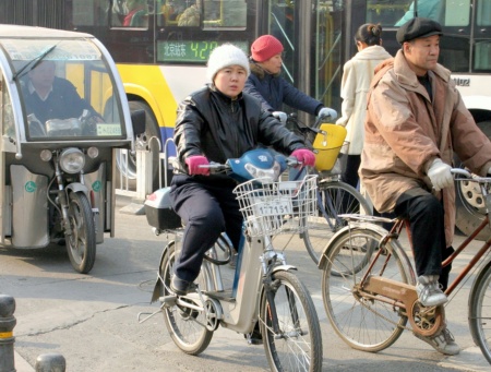 With more than 18 million e-bikes this year alone they already have become a convenient commodity. As pictured here on the streets of Beijing one can see lots of them already beeing used.