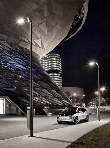 Die intelligente Straßenlaterne von Infineon und eluminocity stellt eine abgesicherte Plattform mit Sensoren bereit, die Daten verarbeitet und ein Netzwerk herstellt. Sie baut auf der bestehenden Mobilfunkinfrastruktur auf und unterstützt den Ausbau des kommenden 5G-Standards. <br> <br> Foto © BMW