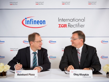 Dr. Reinhard Ploss, Vorsitzender des Vorstands der Infineon Technologies AG, und Oleg Khaykin, President und CEO von International Rectifier (von links) 