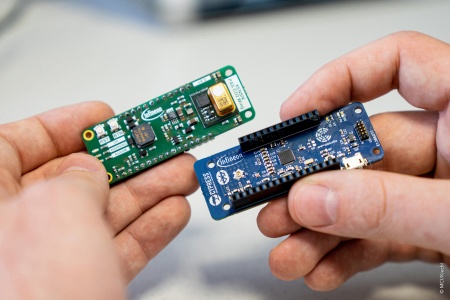 Der CO2 Sensor mit dem XENSIV PAS von Infineon (grün) und dem Sensor-Hub (blau), welcher die Auswertung des Sensors und die drahtlose Kommunikation übernimmt. ©MCI_Kiechl