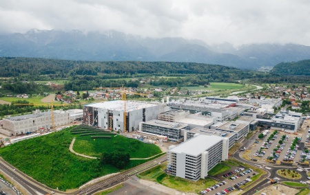Another milestone: The shell of the chip factory at the Infineon Villach site is completed.