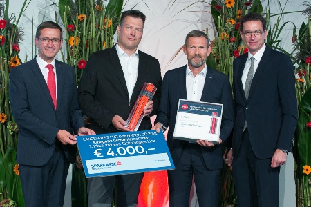 Award ceremony from left: Regional Councillor for Economics and Research Markus Achleitner, Project Manager Johann Pletzer and Managing Director Manfred Ruhmer (Infineon), RFT-OÖ Chairman Stephan Kubinger © Cityfoto/Pelzl