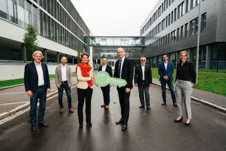 From left to right in the front: Michael Eder, Infineon project manager of the construction of the research building, Sabine Herlitschka, CEO Infineon Austria, Oliver Heinrich, CFO Infineon Austria, Ellyse Brause, responsible for the Green Industrial Power division in Villach. From left to right in the back: Kurt Buchbauer, Head of the RPT Laboratory (reliability testing), Jörg Eisenschmied, Green Industrial Power, Robert Czetina, Head of the Automotive Development Center in Villach and Peter Nusser, Head of the Automotive Laboratory