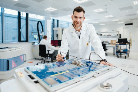 Mit über 2.100 Mitarbeiter*innen in Forschung und Entwicklung stellt Infineon Austria rund ein Fünftel der F&E-Workforce im Infineon-Konzern.