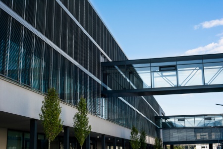Das neue Forschungsgebäude am Infineon Standort Villach wurde mit drei Brücken mit dem Gebäudebestand verbunden.