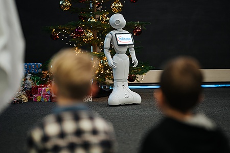 Weihnachtsgeschenke mit Infineon Roboter „Pepper“ bringen 944 Kinderaugen zum Strahlen.