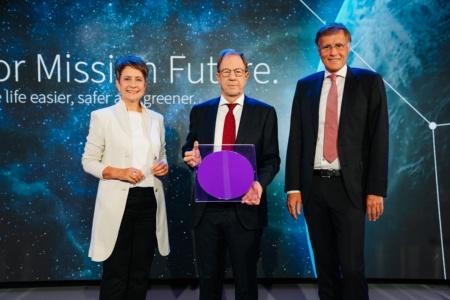 "Ready for Mission Future" - Infineon Austria CEO Sabine Herlitschka, Infineon CEO Reinhard Ploss and  and Jochen Hanebeck, Member of the Infineon Management Board and COO (left to right).
