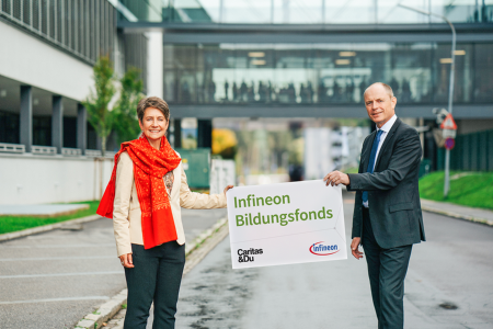Sabine Herlitschka, Vorstandsvorsitzende Infineon Austria, und Oliver Heinrich, Finanzvorstand Infineon Austria, freuen sich über die Fortführung der Kooperation mit der Caritas Kärnten. 