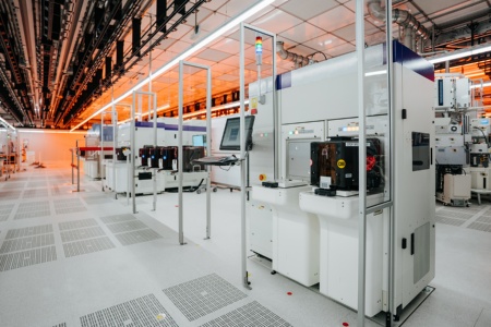 Ein Einblick in den Reinraum der neuen High-Tech Chipfabrik in Villach