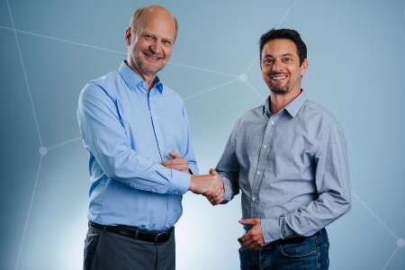 Stefan Rohringer, Leiter des Infineon Entwicklungszentrums Graz und Clemens Süßmuth, der 500. Mitarbeiter bei Infineon Graz.