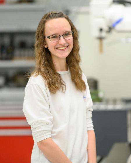 Jennifer Oberegger started her career at Infineon as an apprentice and now, as a trainer, provides advice and support to the young technical talents ©Infineon 