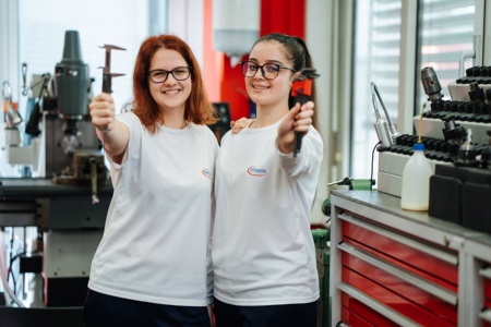 From e-cars, smartphones or solar energy: At Infineon, apprentices are actively shaping the future © Infineon